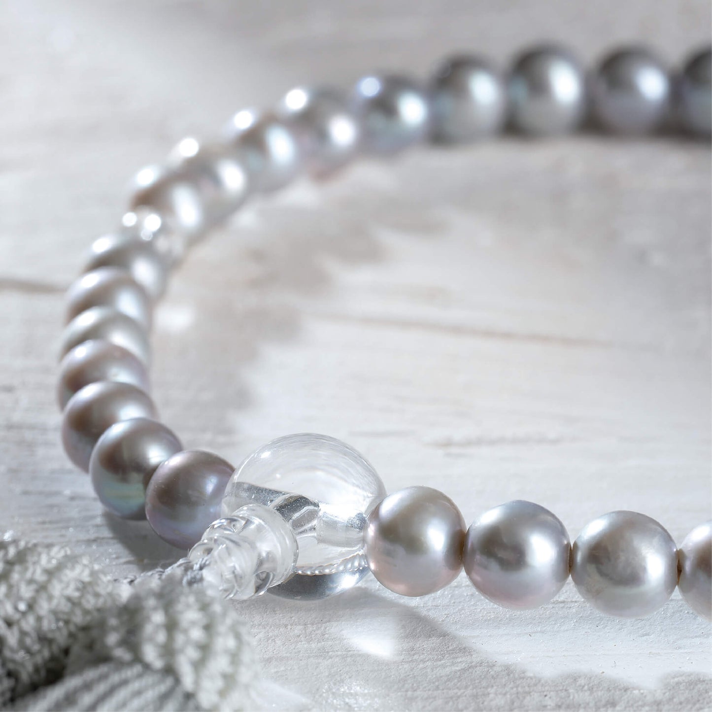 【念珠】グレー淡水真珠 片手8mm 水晶仕立 本絹頭房  SN004