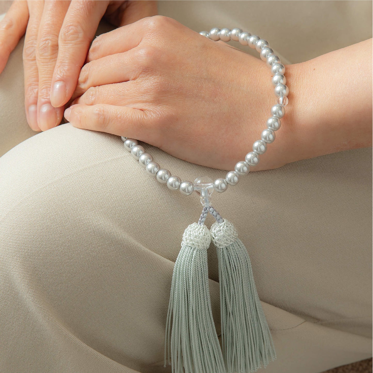 【念珠】再生グレーパール片手7mm P仕立 人絹頭房グレー　SN011